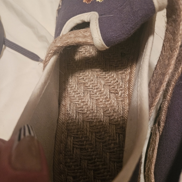 Slip on canvas embroidered shoes size 40 (8.5) - Picture 3 of 4